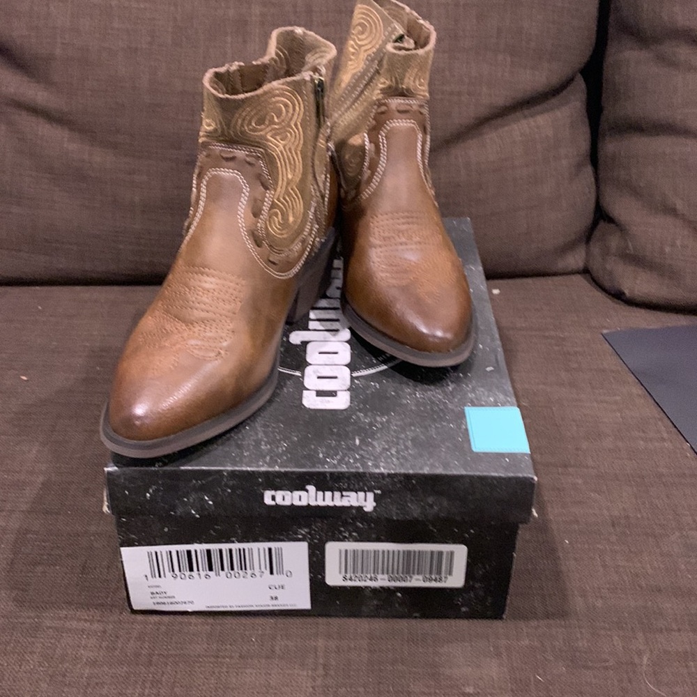 Women’s Coolway Bady Western-Style Ankle Boots Size Euro 38 NIB